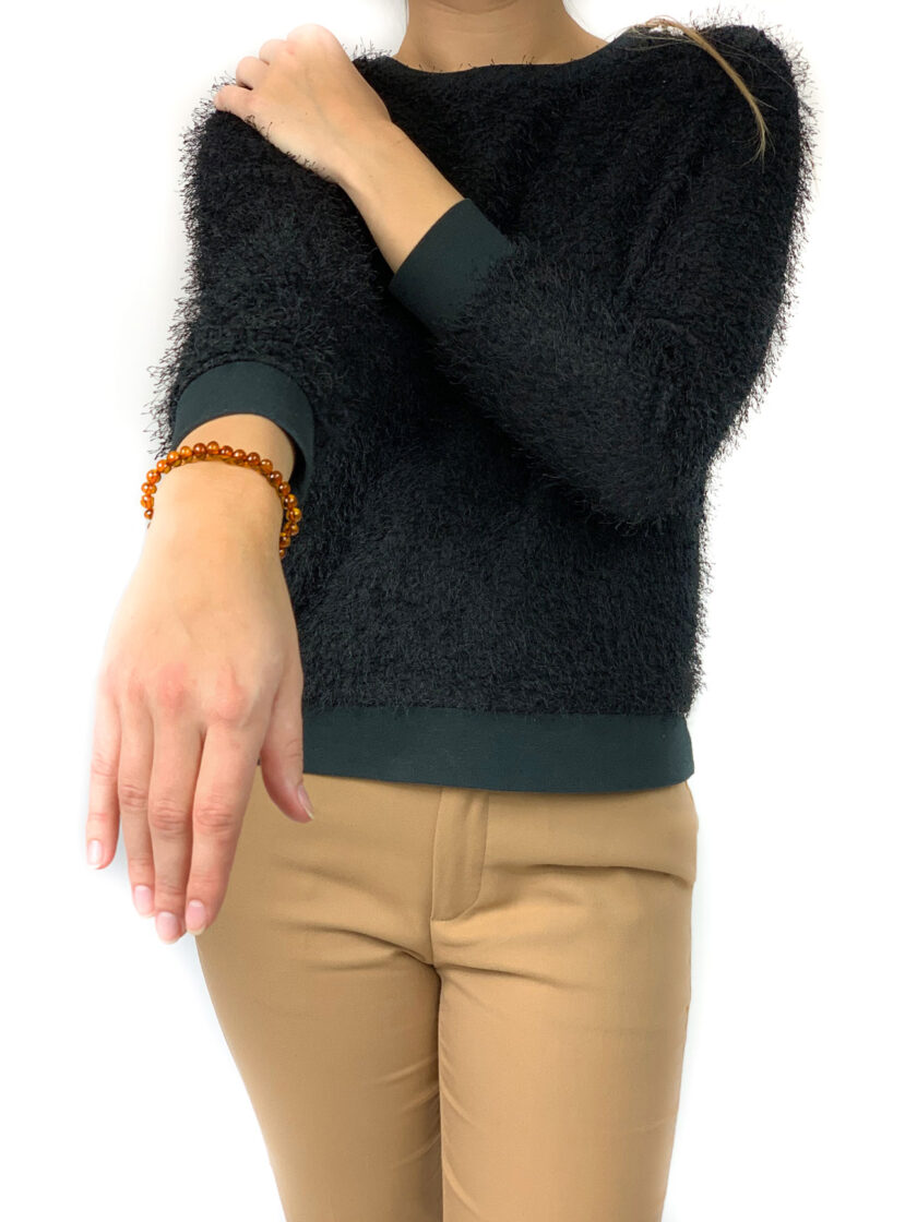 woman wearing cognac amber bracelet