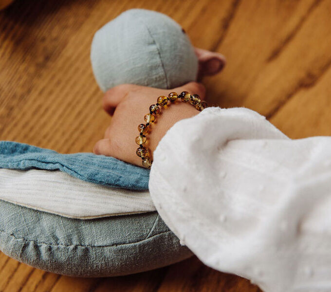 pulsera de ámbar báltico verde para niños