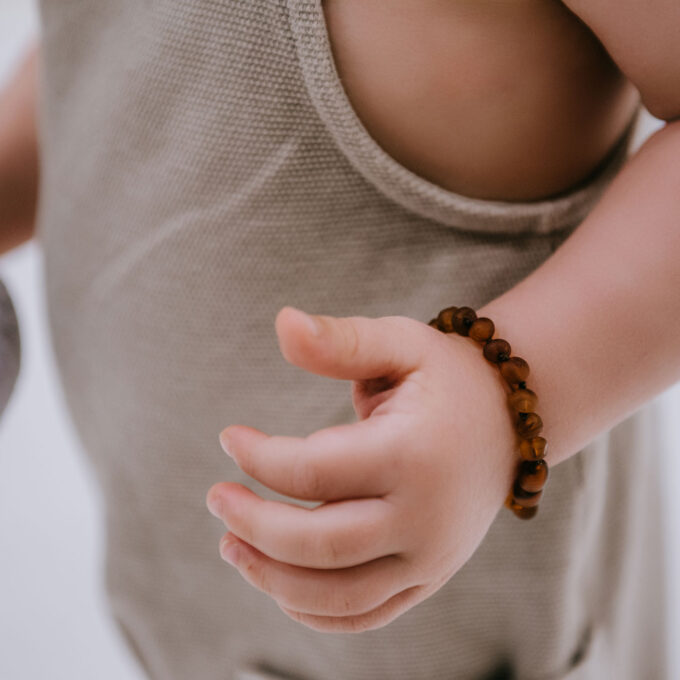 pulsera de ámbar crudo coñac para niños