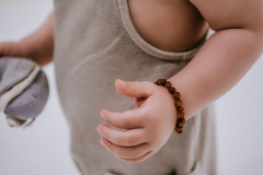 pulsera de ámbar crudo coñac para niños