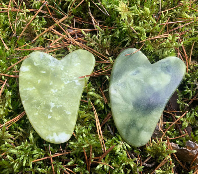 gua sha de piedra de jade verde