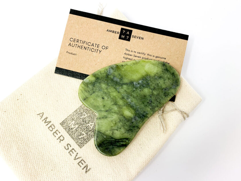 piedra facial gua sha de jade verde